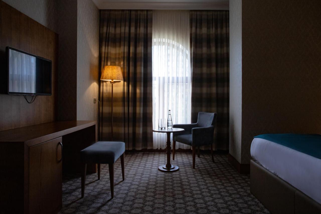 Madison Hotel Bakoe Buitenkant foto